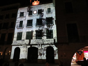 Girona10. Mapping a la façana de l'Ajuntament
