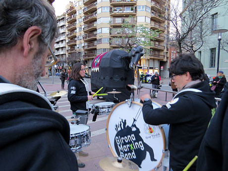 Cercavila amb Girona Marxing Band i la Mula Baba de l'Associació Baba Babarota