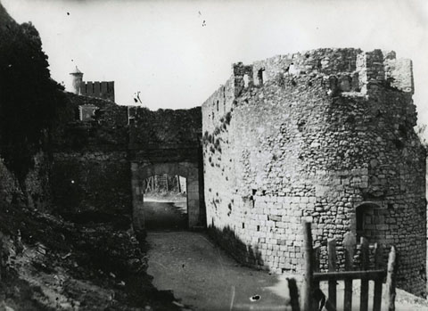 Vista del Portal de Sant Cristòfol. Darrere el mur sobresurt la Torre Magdala