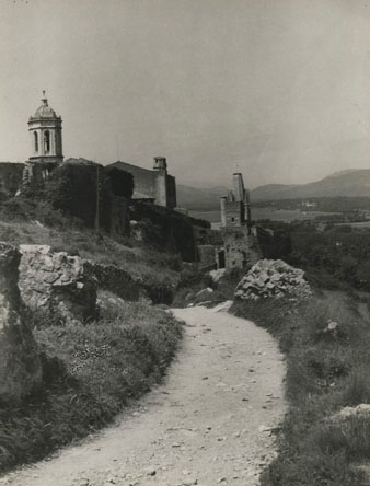 La Torre Magdala, davant el campanar de Sant Feliu