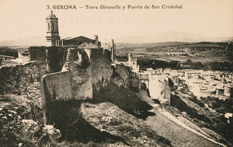 Vista des de Torre Gironella. S'observa la Torre Magdala darrere el Portal de Sant Cristòfol