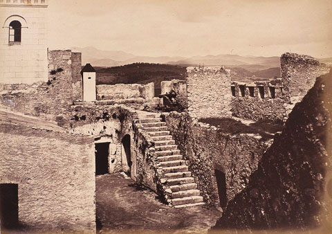 Vista del fort de Sant Cristòfol. A l'esquerra, la Torre Magdala