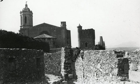 Vista des del fort de Sant Cristòfol, amb la Torre Magdala