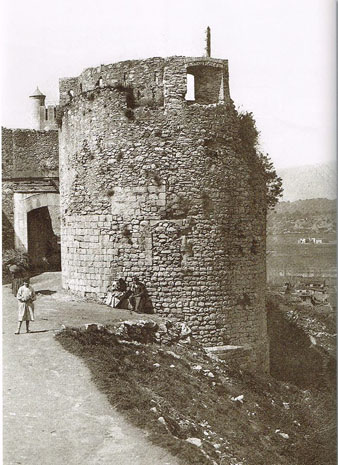La Torre Magdala, darrere i a l'esquerra del portal de Sant Cristòfol