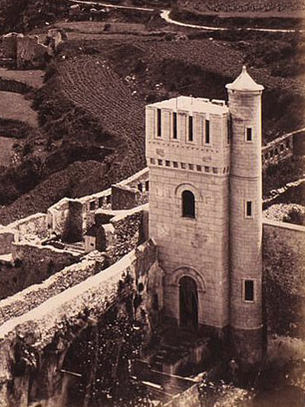 La Torre Magdala, a baix a la dreta