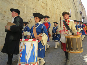 Girona resisteix! Jornades de recreació històrica de la Guerra de Successió. Desfilada pels carrers