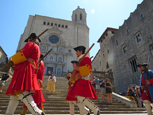 Girona resisteix! Jornades de recreació històrica de la Guerra de Successió. Desfilada pels carrers