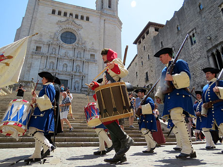 Girona resisteix! Jornades de recreació històrica de la Guerra de Successió. Desfilada pels carrers del Barri Vell