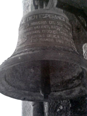 Col·locació de la campana Esperança Rafaela Camila, beneïda el 1946. Donada per Esperança Bru a la memòria del seu difunt marit, Rafel Masó