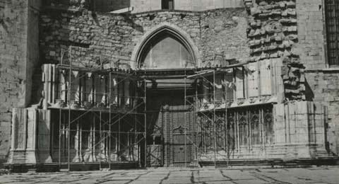 Obres de finalització de la porta dels Apòstols, 1966