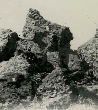 Restes de la Torre Gironella, 1900-1920. Al centre hi ha un personatge