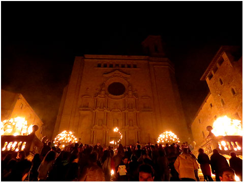 La Catedral, il·luminada pel foc