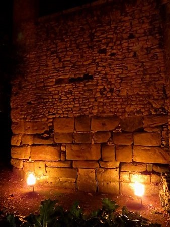 La Torre del Llamp, als Jardins dels Alemanys, il·luminada pel foc