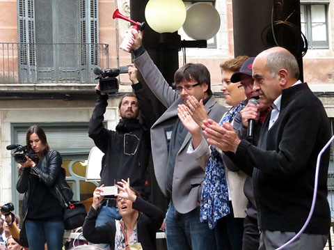 L'alcalde de Girona, Carles Puigdemont dóna la sortida, acompanyat d'Isabel Muradàs, regidoria d'Educació i Esports, i Josep Maria Nogué, president de Girona Centre