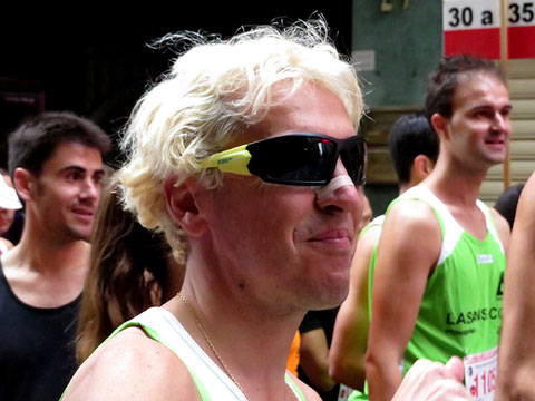 L'atleta Josep Lluís Blanco, guanyador, entre d'altres de la Cursa de Sant Silvestre 2013, a la línia de sortida