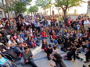 Festes de Primavera de Girona 2016. Cercavila de mulasses amb la Mula Baba i les Mulasses de Vilanova i la Geltr&uacute;