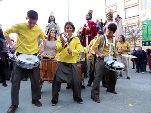 Fires 2015. Cercavila d'inici de Fires amb Fal&middot;lera Gironina, els gegants de Santa Eug&egrave;nia, els gegants de l'Esquerra del Ter, la Mula Baba i la Girona Marxing Band