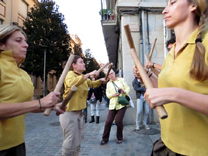 Fires 2015. Cercavila d'inici de Fires amb Fal&middot;lera Gironina, els gegants de Santa Eug&egrave;nia, els gegants de l'Esquerra del Ter, la Mula Baba i la Girona Marxing Band