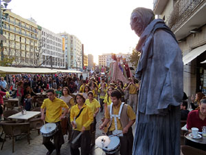 Fires 2015. Cercavila d'inici de Fires amb Fal&middot;lera Gironina, els gegants de Santa Eug&egrave;nia, els gegants de l'Esquerra del Ter, la Mula Baba i la Girona Marxing Band