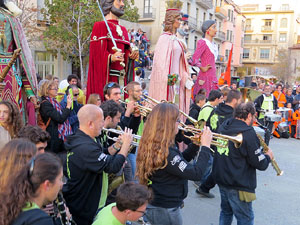 Fires 2015. Cercavila d'inici de Fires amb Fal&middot;lera Gironina, els gegants de Santa Eug&egrave;nia, els gegants de l'Esquerra del Ter, la Mula Baba i la Girona Marxing Band