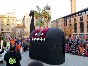 Fires 2015. Cercavila d'inici de Fires amb Fal&middot;lera Gironina, els gegants de Santa Eug&egrave;nia, els gegants de l'Esquerra del Ter, la Mula Baba i la Girona Marxing Band