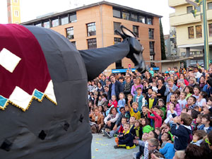 Fires 2015. Cercavila d'inici de Fires amb Fal&middot;lera Gironina, els gegants de Santa Eug&egrave;nia, els gegants de l'Esquerra del Ter, la Mula Baba i la Girona Marxing Band