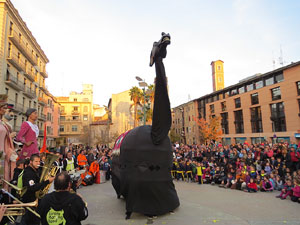 Fires 2015. Cercavila d'inici de Fires amb Fal&middot;lera Gironina, els gegants de Santa Eug&egrave;nia, els gegants de l'Esquerra del Ter, la Mula Baba i la Girona Marxing Band