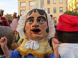 Fires 2015. Cercavila d'inici de Fires amb Fal&middot;lera Gironina, els gegants de Santa Eug&egrave;nia, els gegants de l'Esquerra del Ter, la Mula Baba i la Girona Marxing Band