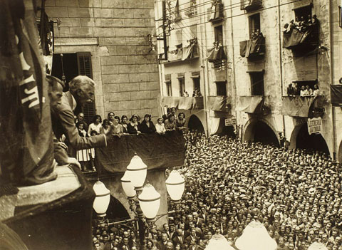 Visita oficial del president de la Generalitat Francesc Macià a la ciutat de Girona. Parlament de Francesc Macià des del balcó de l'Ajuntament de Girona. 21 de juny 1931