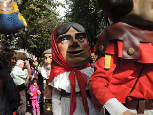 Fires 2015. Passejada pel Barri Vell amb els capgrossos de Girona