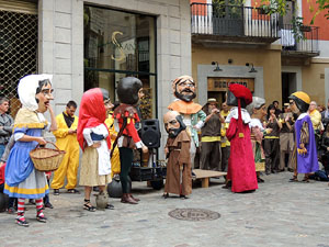 Fires 2015. Passejada pel Barri Vell amb els capgrossos de Girona