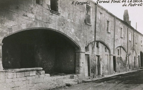 Final del carrer de Pedret, amb el que resta de l'hospital de Sant Llàtzer i la capella de Sant Jaume. 1911-1936