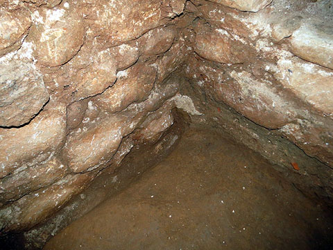 Nivell del segle V. A l'angle dels murs s'ha localitzat una fossa amb les despulles d'un infant