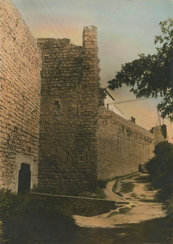Muralla de les Pedreres, amb la torre del Portal Nou en primer terme i més enllà la torre dels Socors