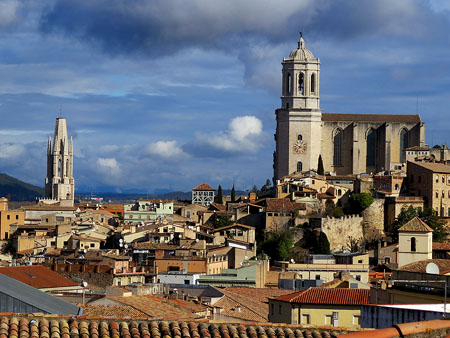 Vista de la Catedral i Sant Feliu des del baluard de la Mercè