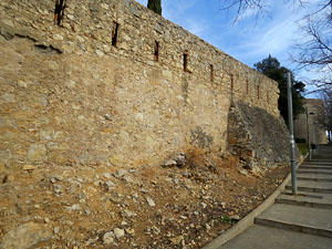 Itinerari de la Muralla. La torre i el portal dels Socors