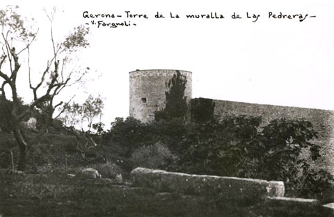 La torre de Sant Domènec amb els murs contigus, a les Pedreres. 1911-1936