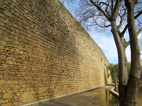 Tram de muralla entre la torre dels Socors i la torre del general Peralta