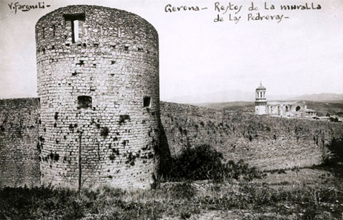 Vista de la Torre Sant Domènec amb els murs annexos, a la zona de la les Pedreres. 1911-1936
