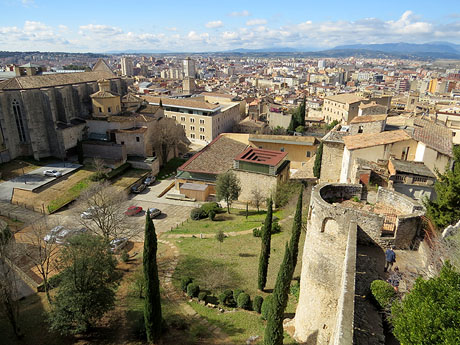 Vista parcial de Girona des del camí de ronda de la muralla