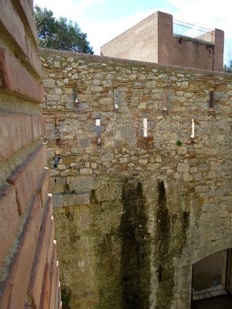 Portal de la reina Joana. En segon terme, la torre del Llamp