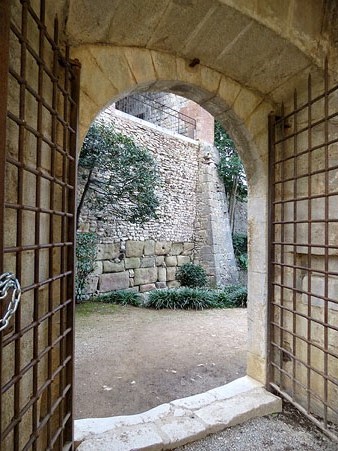 Portal de la reina Joana i torre del Llamp