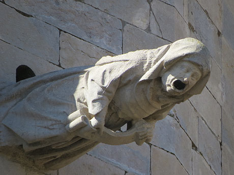 La bruixa de la Catedral. Gàrgola antropomòrfica a la torre de Carlemany