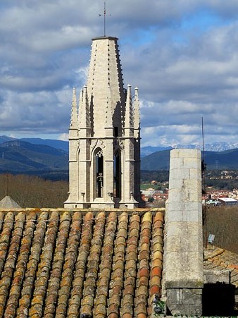 Campanar gòtic de l'església de Sant Feliu des del camí de ronda de la muralla