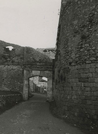El portal i capella de Sant Cristòfol. Al portal hi figura un cartell on s'hi llegeix: Prohibida la mendicitat. 1920-1940