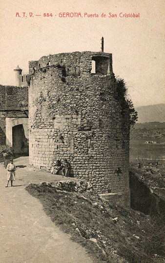 El portal de Sant Cristòfol amb la capella del mateix nom annexionada. Al darrera, castellet neogòtic de la torre Magdala als jardins de la Francesa. 1905-1911