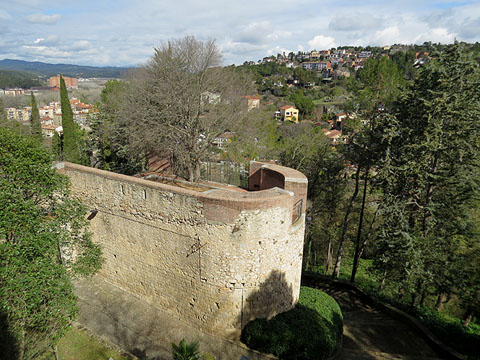 El baluard de Sant Cristòfol des de les muralles de l'antiga Caserna dels Alemanys