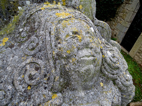 Detall de La majordoma de Sant Narcís, escultura de Piculives, al peu de la torre Cornèlia