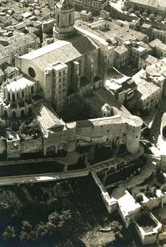 Vista aèria del Passeig Arqueològic. S'hi observa el tram de muralla carolingia, amb les torres Júlia i Cornèlia. 1966-1970
