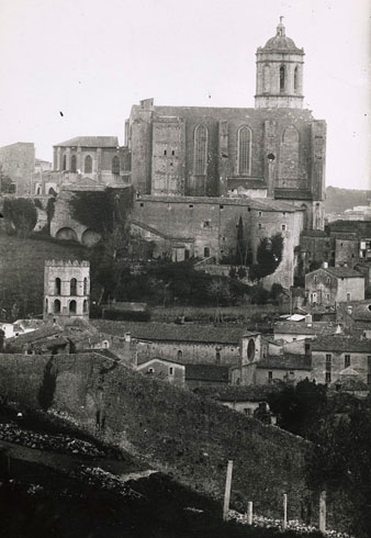 Vista de la zona on actualment hi ha el Passeig Arqueològic, amb els tram de muralla carolíngia i les torres Júlia i Cornèlia. En primer terme s'observa la muralla de Santa Llúcia. 1920-1940